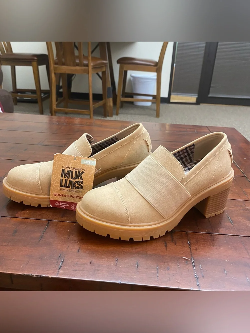 Muk Luks Lucy Lettie Women's Sz 7 Beige/Tan Chunky Heel Slip-On Loafer